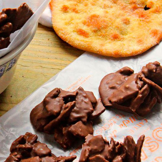 ROCAS DE CHOCOLATE CON TORTAS DE ACEITE INÉS ROSALES CON NARANJA