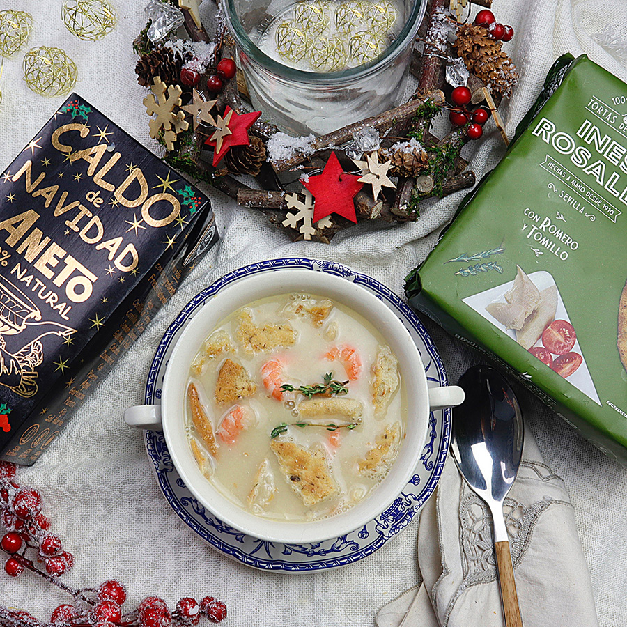 SOPA DE NAVIDAD CON CALDO ANETO Y TORTAS DE ACEITE INÉS ROSALES CON SÉSAMO Y SAL MARINA