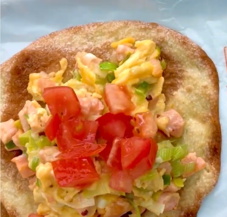 Revuelto de salmón con Torta con Naranja